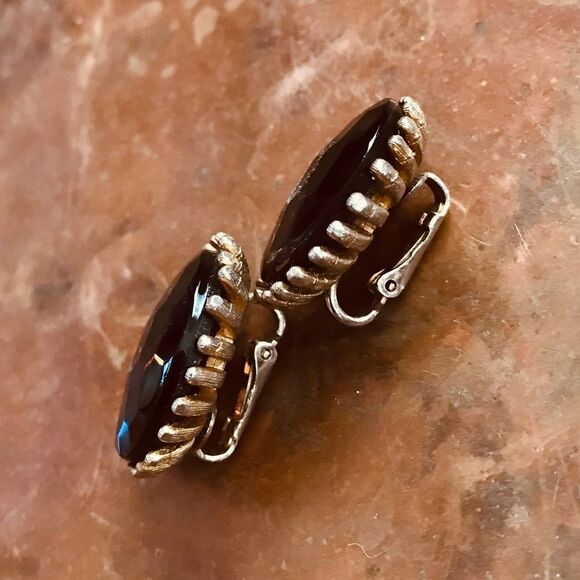 Vintage clip on costume earrings - Picture 4 of 4